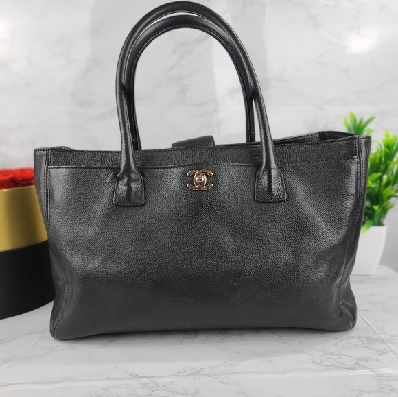 Chanel Tote - Picture 3 of 4